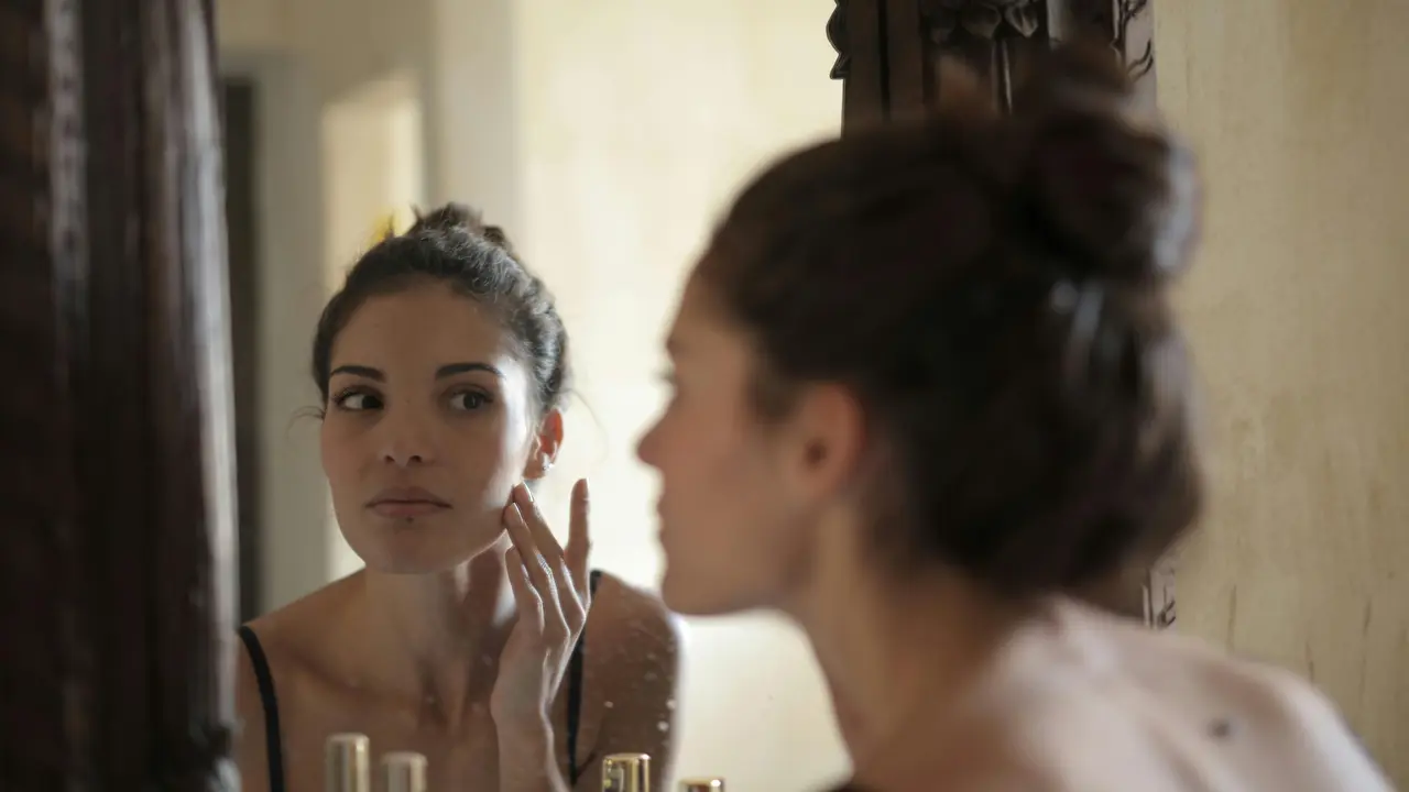 Jaga Kulit Kering Agar Tetap Glowing dengan Cleanser, Vitamin C, dan Sunscreen