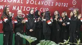 Para pemain asik menyanyi bersama saat acara pelepasan Timnas Voli Putri Indonesia untuk mengikuti ajang AVC Nations Cup 2025 di Padepokan Bola Voli Jenderal Polisi Kunarto, Sentul, Bogor. Rabu (4/6/2025). (Bola.com/M Iqbal Ichsan)