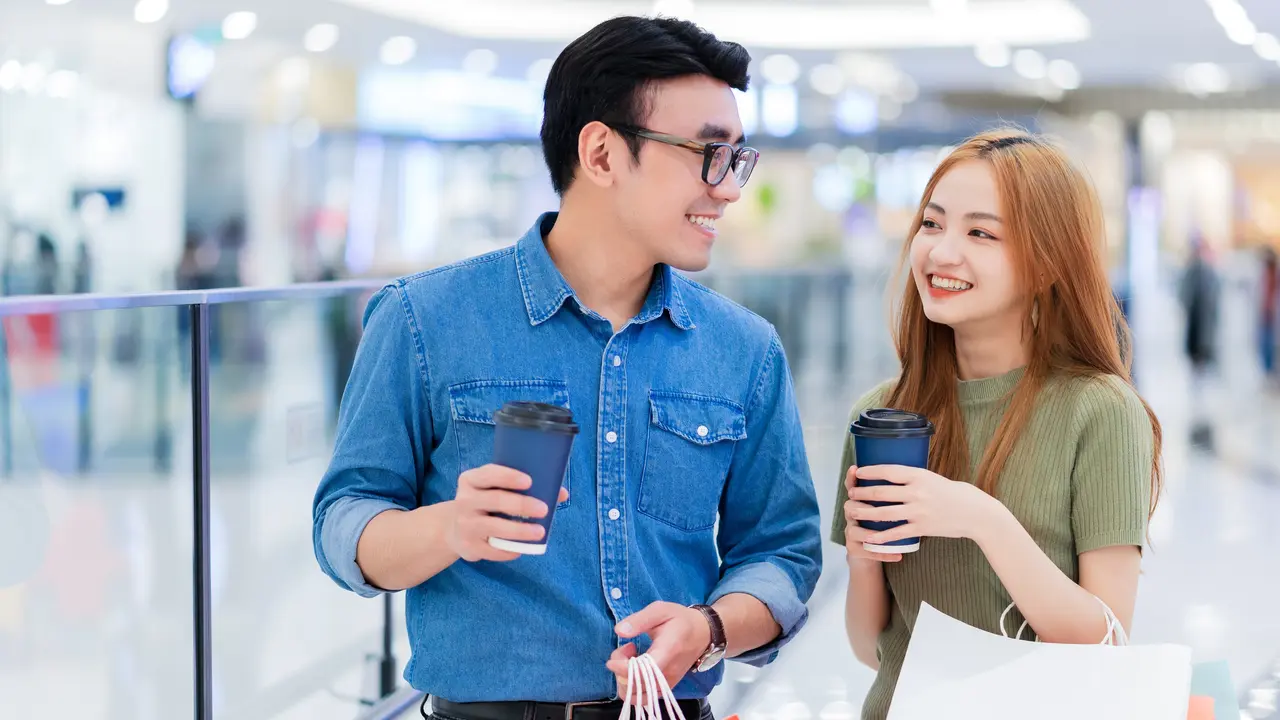 perempuan dan pasangan belanja