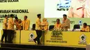 Ketum Partai Golkar, Airlangga Hartanto (kedua kanan) menerima dokumen dari pengurus Golkar saat sidang paripurna Munaslub Partai Golkar di Senayan, Jakarta ,Selasa (19/12). (Liputan6.com/Angga Yuniar)