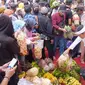 Kang Dedi Mulyadi saat menerima langsung hasil alam yang dibawa oleh warga Kabupaten Majalengka di Lembur Pakuan, Kabupaten Subang. Foto (Istimewa)