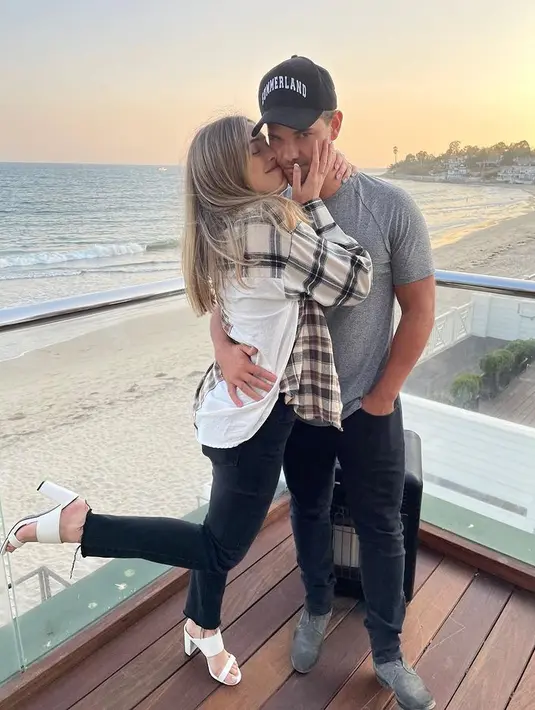 Cincin itu memiliki berlian dengan potongan oval yang di letakkan dalam lapisan platinum tipis dan ada lingkaran cahaya tersembunyi, yang bisa dilihat dari samping. (Foto: Instagram/@taylorlautner)