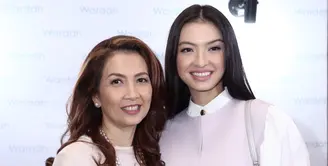 Raline Shah, aktris Indonesia yang tidak hanya berparas tinggi dan cantik. Menurut sang ibu, Roseline Shah, anak perempuannya itu sosok yang pintar dan humoris, Raline pun sering kali menghibur ibunya. (Galih W. Satria/Bintang.com)