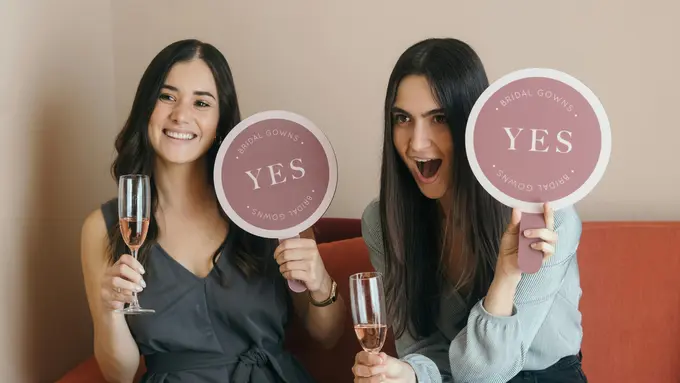 Perempuan dengan label yes