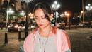 Selain berburu barang antik, Joanna juga terlihat memamerkan pose di jalanan kota pada malam hari. Cahaya lampu yang menyorot membuat parasnya terlihat memukau meski sudah seharian bepergian. Dalam caption, ia menuliskan bahwa dirnya membuat kenangan baru sambil memikirkan kenangan lama di waktu yang sama. (Liputan6.com/IG/@joannaalexandra)