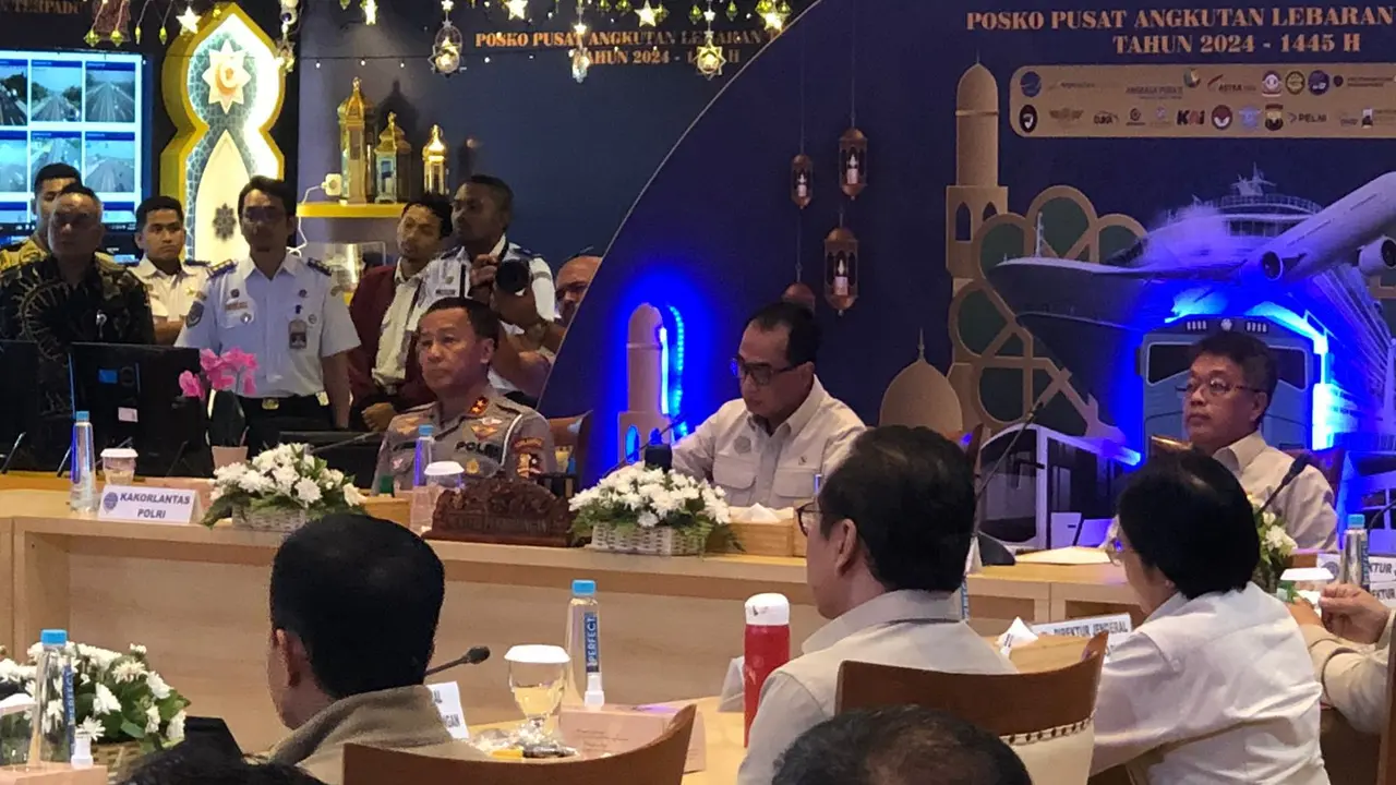 Menteri Perhubungan (Menhub) Budi Karya Sumadi dan Kepala Korps Lalu Lintas (Korlantas) Polri Irjen. Pol. Aan Suhanan dalam penutupan Posko Pusat Angkutan Lebaran Terpadu tahun 2024, Jumat (19/4/2024). (Tira/Liputan6.com)