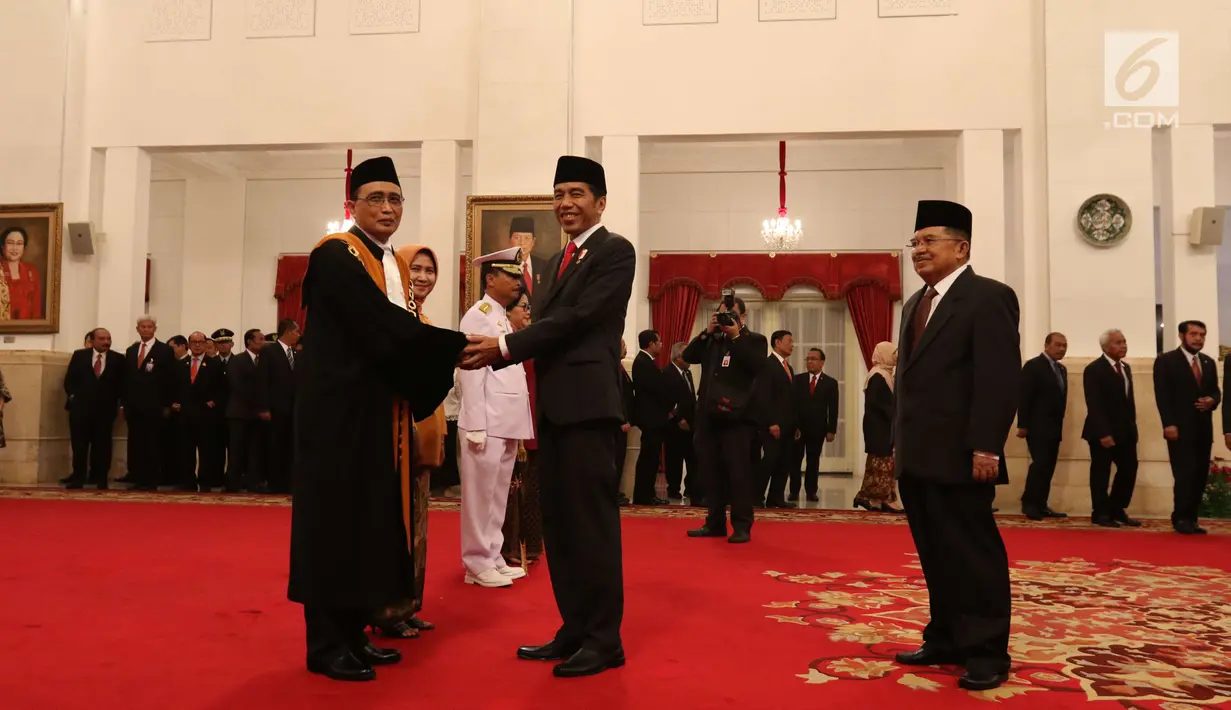 Presiden Joko Widodo bersalaman dengan Sunarto saat pelantikan Wakil Ketua Mahkamah Agung Bidang non Yudisial di Istana Negara, Jakarta (23/5). (Liputan6.com/Angga Yuniar)