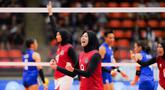 Pemain tim voli putri Indonesia, Megawati Hangestri Pertiwi (tengah) merayakan raihan poin saat bertanding di final voli putri SEA Games 2025 di Indoor Stadium Huamark, Bangkok, Thailand, pada Senin (15/12/2025). Timnas voli putri Indonesia berhasil meraih medali perunggu SEA Games 2025 usai terlibat pertarungan ketat empat set dengan Filipina. (Bola.com/Bagaskara Lazuardi)