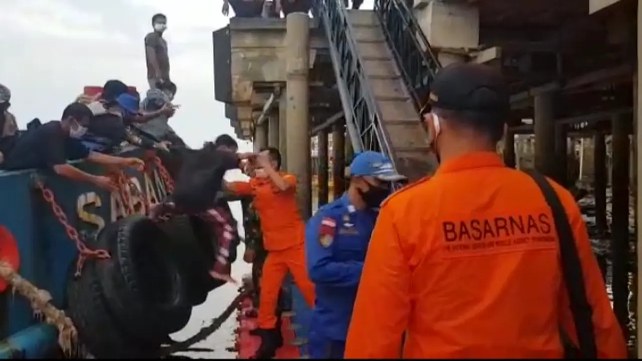 Basarnas Evakusasi Penumpang Selamat