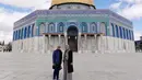 <p>Maia Estianty bersama suami, Irwan Mussry sedang menikmati liburan di Israel. Salah satu yang dikunjungi perempuan tiga orang anak itu adalah Masjid Al Aqsa yang terletak di kota tua Jerusalem. Penampilan Maia istri Irwan Mussry itu beda dari biasanya. [Instagram/maiaestiantyreal]</p>