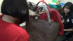 Dia mengelabui penjaga mal dengan berpura-pura akan membeli tas. Namun ketika hendak keluar, alarm mal berbunyi.