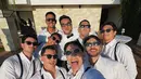 Dalam momen resepsi nikah di Bali, ada penampilan spesial yang ditunjukkan Ibrahim Risyad bersama para groomsmen. Mereka menunjukkan kebolehannya menari dengan iringan lagu 'Uptown Funk' dari Bruno Mars. Gerakan energik yang mereka tampilkan membuat suasana semakin meriah. (Liputan6.com/IG/@caesarmario)