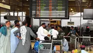 Penumpang menunggu di Bandara Internasional Jinnah, Pakistan setelah sebagian besar penerbangan domestik dan internasional dibatalkan pada hari Rabu (7/5/2025). [Asif Hassan/AFP]