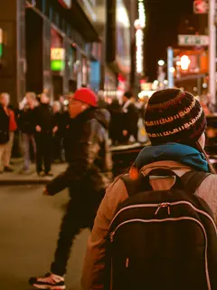 Ilustrasi pulang kerja di malam hari | unsplash.com/@anubhav