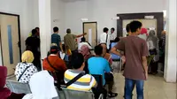 Sebagian besar warga yang mengantre demi E-KTP mengaku kecewa lantaran keputusan dari Kantor Disdukcapil Kabupaten Cirebon. (Liputan6.com/Panji Prayitno)