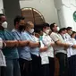 Umat muslim melaksanakan salat zuhur di Masjid Cut Meutia, Jakarta, Kamis (10/3/2022). MUI mengizinkan saf salat kembali rapat seiring kasus COVID-19 mulai landai, selain itu aktivitas pengajian di masjid dan perkantoran dapat dilaksanakan dengan disiplin menjaga kesehatan. (merdeka.com/Imam Buhori)