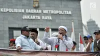 Massa yang tergabung dalam Persaudaraan Alumni (PA) 212 berorasi di depan Mapolda Metro Jaya, Jakarta, Rabu (10/10). Aksi ini digelar untuk mengawal pemeriksaan terhadap Amien Rais. (Merdeka.com/Iqbal Nugroho)