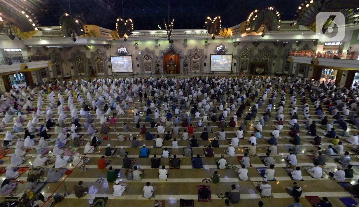 Suasana pelaksanaan salat Idul Adha 1441 H di Masjid Raya Jakarta Islamic Centre, Jumat (31/7/2020). Khutbah Idul Adha tahun ini bertema ‘Membagun Optimisme di Tengah Pandemi’. (merdeka.com/Imam Buhori)