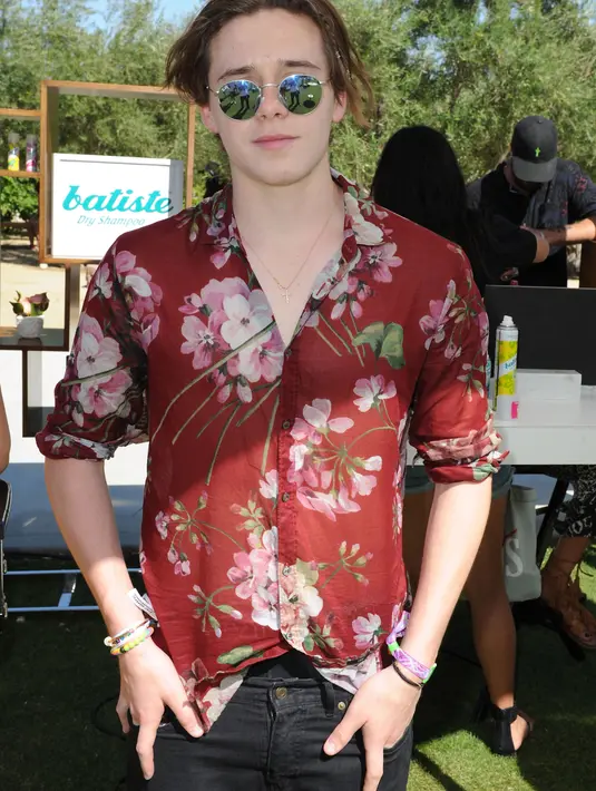 Tak pelak, hal yang dilakukan oleh Brooklyn Beckham membuat cemburu para kaum hawa, terutama penggemar fanatiknya. (AFP/Bintang.com)