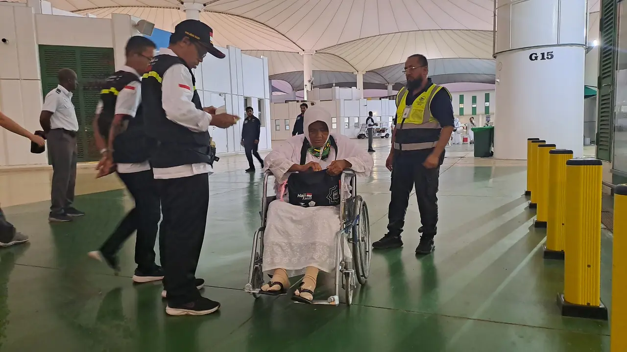 Fase kedatangan jemaah haji Indonesia gelombang dua di Tanah Suci sudah dimulai. Ada dua kelompok terbang (kloter) yang mendarat perdana di Bandara King Abdulaziz International Airport (KAIA) Jeddah pada Kamis (8/6/2023) pagi waktu Arab Saudi (WAS). (Nafi