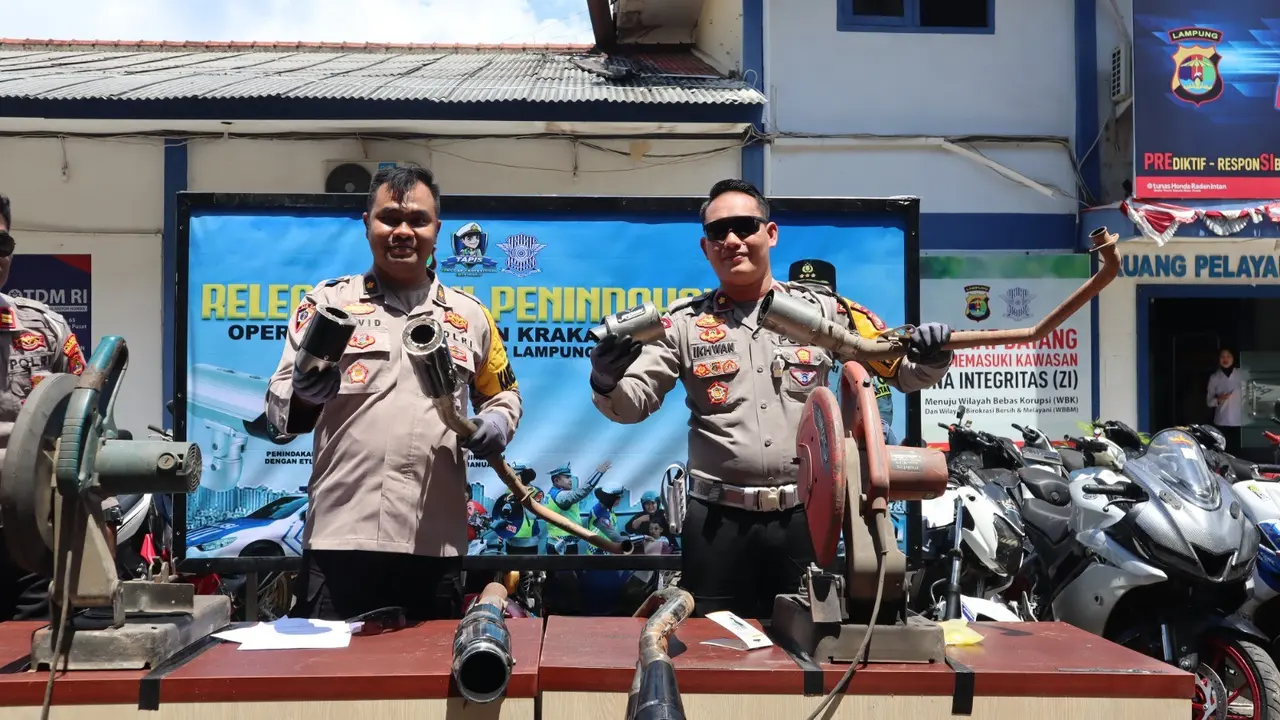 Pemusnahan ratusan knalpot brong di Polresta Bandar Lampung. Foto : (Humas Polresta Bandar Lampung)