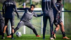 Endrick yang baru saja dilepas Real Madrid langsung tancap gas mengikuti sesi latihan bersama klub barunya Olympique Lyon. (AFP/Olivier Chassignole)