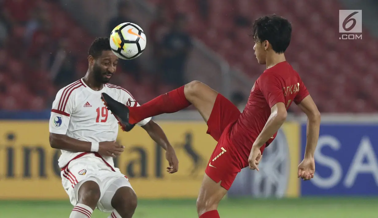 Pemain Timnas Indonesia U-19, M Luthfi Baharsyah (kanan) berebut bola dengan pemain UEA U-19 pada penyisihan Grup A Piala AFC U-19 2018 di Stadion GBK, Jakarta, Rabu (24/10). Babak pertama, Indonesia unggul 1-0. (Liputan6.com/Helmi Fithriansyah)