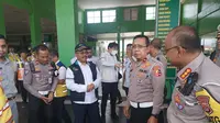 Korps Lalu Lintas (Korlantas) Polri mengecek arus lalu lintas dan rest area yang berada di Jalan Tol Jakarta-Merak, Senin (4/3/2024). (Merdeka.com/Nur Habibie)