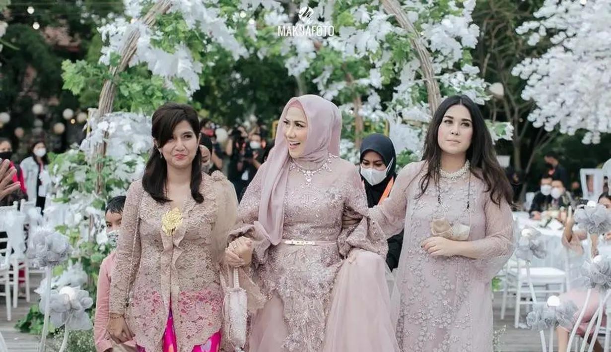 Ibunda Verrel Bramasta itu terlihat anggun kenakan gaun warna ungu. Gaun ini memiliki detail brokat dan tulle yang cantik. (Instagram/maknafoto).
