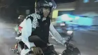 Ustaz Abdul Somad saat mengendarai Yamaha RX King (bela.agama)