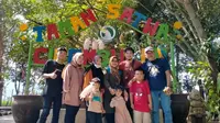 Para pengunjung Taman Satwa Cikembulan, Garut, Jawa Barat nampak ceria di tengah liburan Idul Fitri 1443 H di Garut. (Liputan6.com/Jayadi Supriadin)