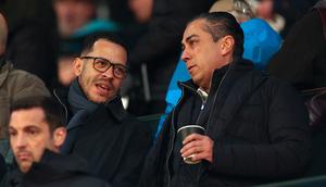 Liam Rosenior (kiri) menyaksikan laga Chelsea kontra Fulham, di mana The Blues kandas 1-2. (Adrian Dennis / AFP)