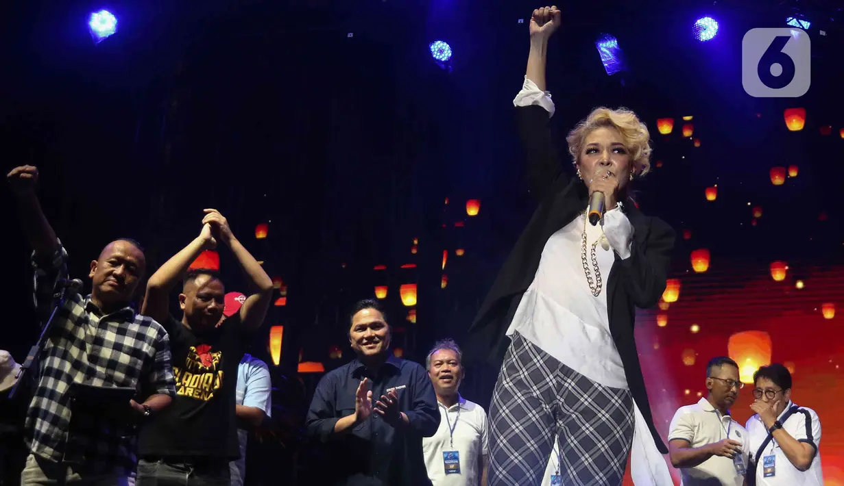 Penampilan penyanyi Syaharani saat acara doa bersama dan konser amal Salam Satu Jiwa di Bekasi, Jawa Barat, Minggu (8/1/2023). Konser ini merupakan bentuk dukungan dan solidaritas terhadap korban tragedi Kanjuruhan Malang. (Liputan6.com/Herman Zakharia)