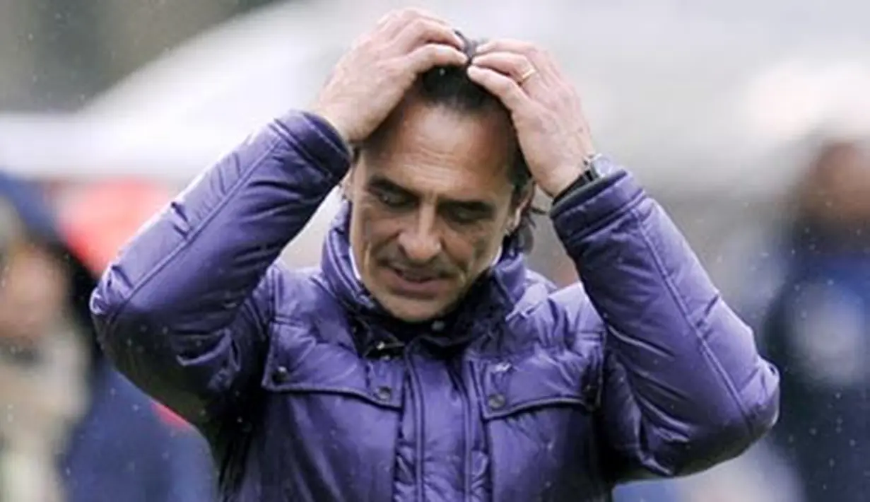 Fiorentina coach Claudio Cesare Prandelli reacts during the Italian serie A football match against Siena at the Artemio Franchi Siena&#039;s Communal Stadium, on March 9 2008. Siena won 1-0. AFP PHOTO/ANDREAS SOLARO