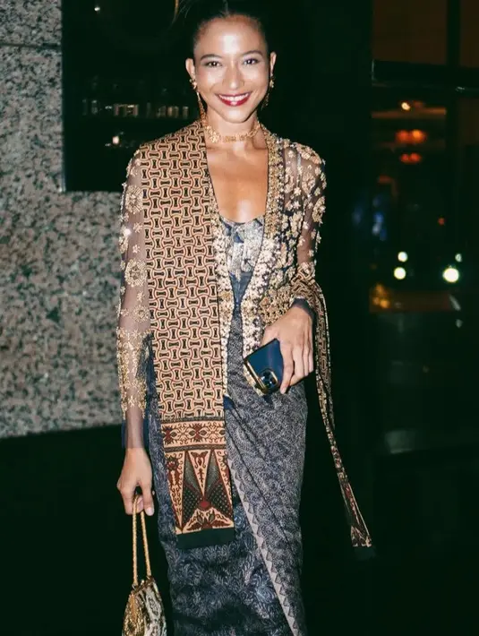 Aksen batik coklat juga bisa digunakan sebagai selendang seperti Putri Marino ini, yang dipadukan kebaya brokat dan kain batik yang serasi sebagai bawahan. [@hagaipakan]