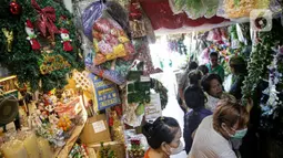 Para pemburu pernak-pernik Natal punya banyak cara agar mendapat hiasan dengan harga terjangkau. Salah satunya di Pasar Asemka. (Liputan6.com/Faizal Fanani)