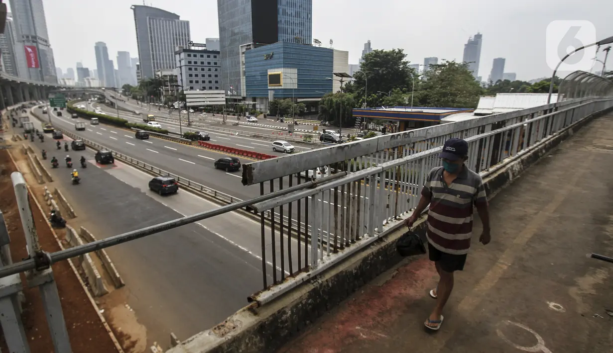 Suasana lalu lintas yang terlihat ramai lancar di Jalan Gatot Subroto, Jakarta, Senin (14/9/2020). Pemprov DKI Jakarta menerapkan PSBB Ketat mulai 14 September 2020 dengan menutup sementara lima pusat kegiatan di antaranya sekolah, pariwisata, dan sarana olahraga. (Liputan6.com/Johan Tallo)