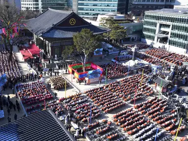 Biksu Buddha Korea Selatan menghadiri rapat umum menentang kebijakan pemerintah di Kuil Jogye, Seoul, Korea Selatan, 21 Januari 2022. Ribuan biksu Buddha berkumpul untuk memprotes dugaan diskriminasi agama oleh pemerintah Korea Selatan. (AP Photo/Ahn Young-joon)