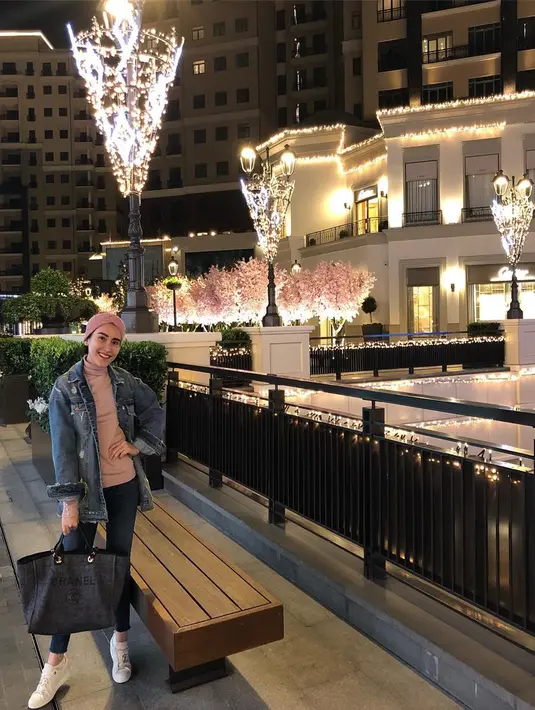 Suka menggunakan outer, Ayu Ting Ting suka menggunakan jaket sebagai luaran. Kali ini dirinya mengenakan kaos berwarna pink, yang dibalut dengan jaket jeans dan celana jenas. (Liputan6.com/IG/ayutingting92)