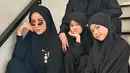 Olla Ramlan tampil kompak dengan ketiga anaknya mengenakan baju serba hitam. Olla mengenakan kerudung panjang dan abayanya. [@ollaramlan]