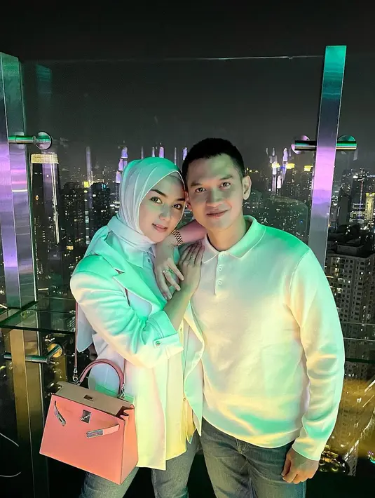 <p>Putih sepertinya jadi warna favorit Ciki dan Rezky, seperti tampilan smart casual dengan blazer dan polo shirt. [IG: @citraciki]</p>