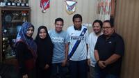 Evan Dimas dan keluarga, manajer Barito Putera, Hasnuryadi Sulaeman, dan Muly Munial (agen Evan Dimas). (Bola.com/Zaidan Nazarul)