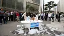 Dua aktivis wanita dari People for the Ethical Treatment of Animals (PETA) melakukan kampanye dengan mandi di Jalan Paulista di Sao Paulo, Brasil, Selasa (2/8). Aksi itu untuk mengajak masyarakat beralih ke pola makan vegetarian. (REUTERS/Paulo Whitaker)