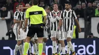 Para pemain Juventus merayakan gol Federico Bernardeschi ke gawang SPAL pada laga di Allianz Stadium, Kamis (26/10/2017) dinihari WIB. (MIGUEL MEDINA / AFP)