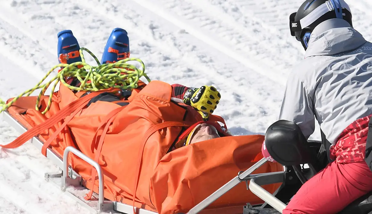 Atlet ski asal Kanada, Christopher Delbosco saat dievakuasi setelah mengalami cedera saat perlombaan ski 1/8 akhir pertandingan selama Olimpiade Musim Dingin Pyeongchang 2018 di Phoenix Park di Pyeongchang  (21/2). (AFP Photo/Loic Venance)