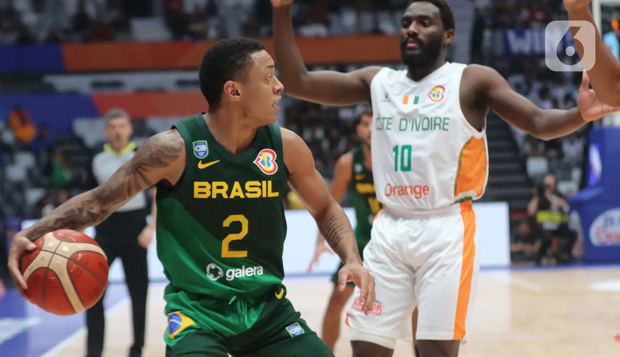 Pemain timnas basket Brasil, Yago Santos berusaha melewati kawalan pemain Pantai Gading pada penyisihan Grup G FIBA World Cup 2023 di Indonesia Arena, Gelora Bung Karno, Jakarta, Rabu (30/8/2023). (Liputan6.com/Helmi Fithriansyah)