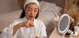 Jerawat bisa muncul kapan saja—tidak hanya pada masa remaja. Faktor yang memengaruhi kondisi ini sangat beragam, mulai dari produksi minyak berlebih, gaya hidup, kebiasaan menyentuh wajah, stres, hingga perubahan hormon. (foto/dok: freepik)