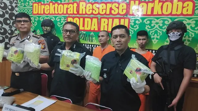 Polisi memperlihatkan sabu dan ekstasi yang disita dari tiga tersangka jaringan internasional.