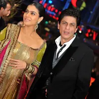 Terlihat Shahrukh Khan berjalan bersama Kajol keluar dari bandara menuju tempat parkir mobil, Shahrukh Khan ingin memastikan keselamatan sang sahabatnya Kajol, perhatian Shahrukh Khan dibalas dengan sebuah pelukan mesra dari Kajol. (Bintang/EPA)