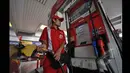 Harga premium mulai Senin (19/1/2015) turun menjadi Rp. 6.600 per liter. Namun, di beberapa SPBU ada yang menurunkan harga hanya menjadi Rp. 6.700 per liter. (Liputan6.com/Miftahul Hayat)